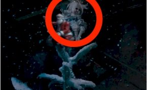 Tudod, melyik filmben ül ez a démoni baba a karácsonyfa tetején? Meg fogsz lepődni